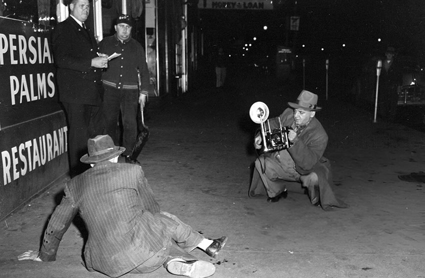 «Виджи» фотографирует место преступления, 1945 год. «Виджи» фотографирует место преступления, 1945 год.