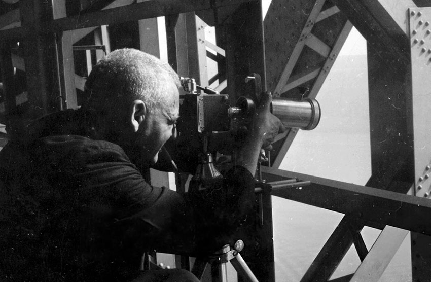 «Виджи» делает снимок с высоты строительных лесов, 1945 год. «Виджи» делает снимок с высоты строительных лесов, 1945 год.