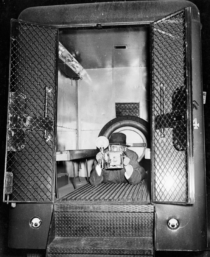 «Виджи» делает фотографию из салона полицейского фургона,... «Виджи» делает фотографию из салона полицейского фургона,...