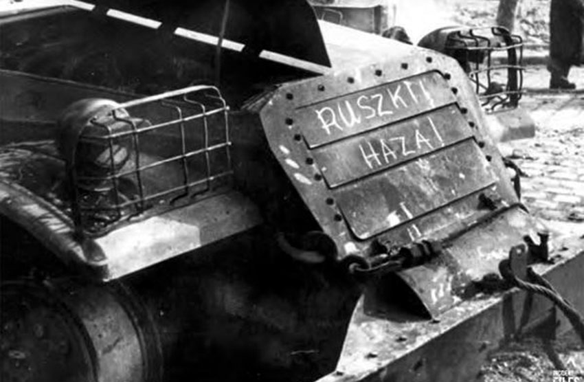 Надпись «Ruszkik haza!» («Русские, идите домой!») на подбитом советском...