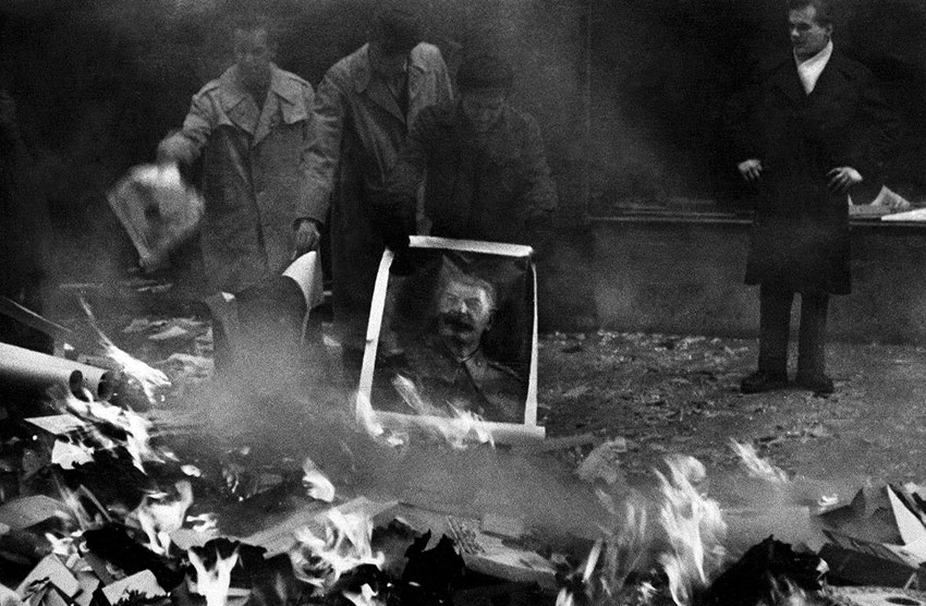 Венгерские повстанцы сжигают портрет Сталина, 1956 год.