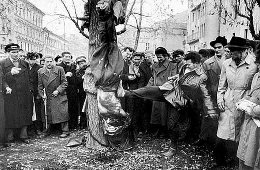 Венгры расправляются с коммунистом. События венгерского...