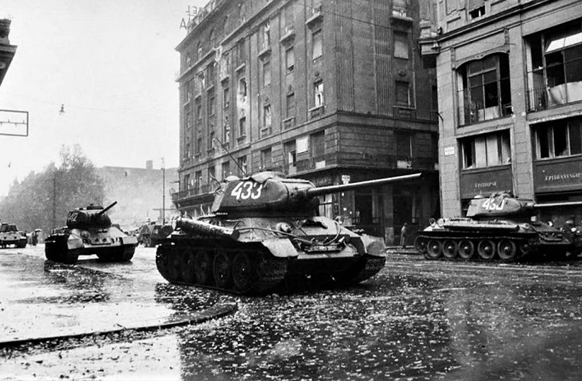 Советские средние танки Т-34-85 в Будапеште, Венгрия.1956 год.