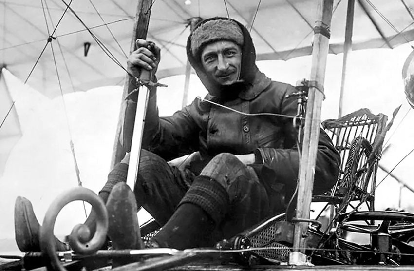1910 год. Французская открытка с изображением пионера авиации...