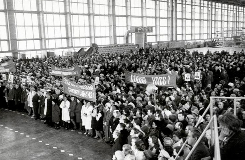 28 октября 1977 года в честь сборки первого самолета Як-42 на...