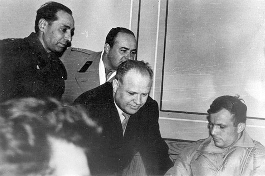 На энгельсском аэродроме. Фото 12 апреля 1961 год.
