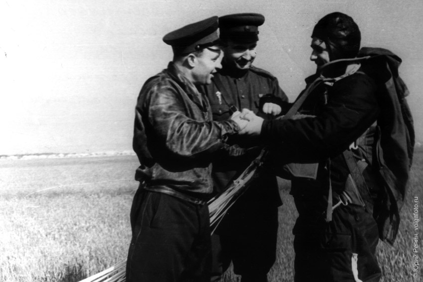 Мастера парашютного спорта СССР Н. Дергунов и Н. Коваль... Мастера парашютного спорта СССР Н. Дергунов и Н. Коваль...