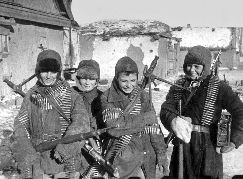 Советские мальчишки с трофейным немецким оружием. Сталинград,...